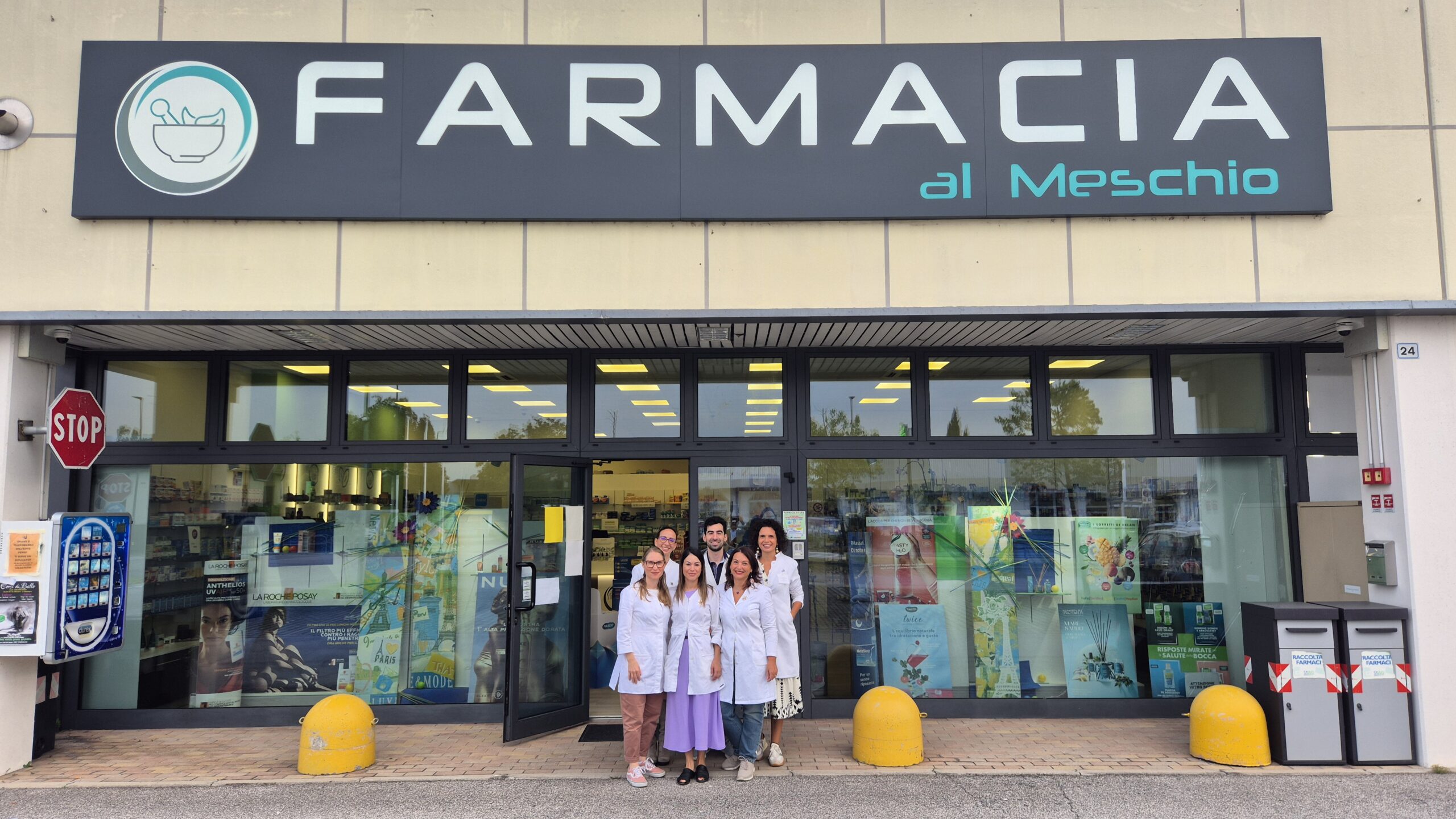 Staff della Farmacia al Meschio di Colle Umberto davanti all’ingresso della farmacia durante la Campagna Nastro Rosa 2025 promossa da LILT Treviso