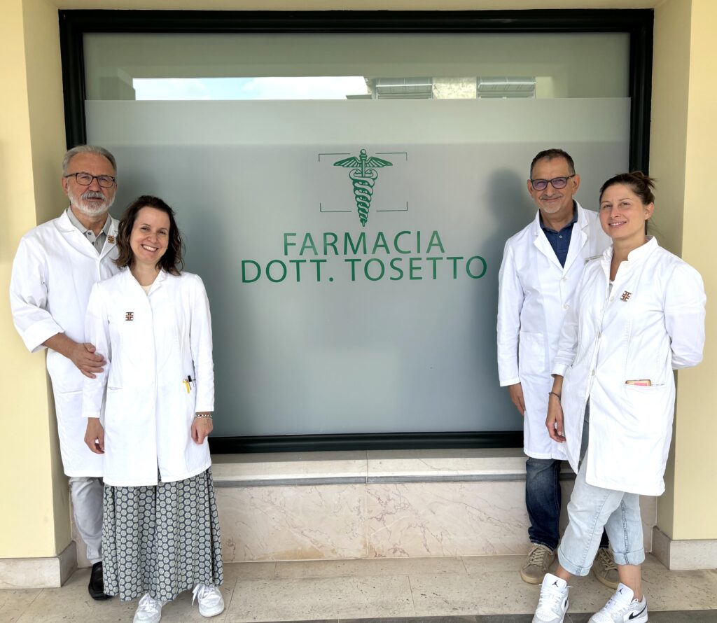 Staff della Farmacia Tosetto di Sernaglia della Battaglia davanti all’ingresso della farmacia per la Campagna Nastro Rosa 2025 promossa da LILT Treviso